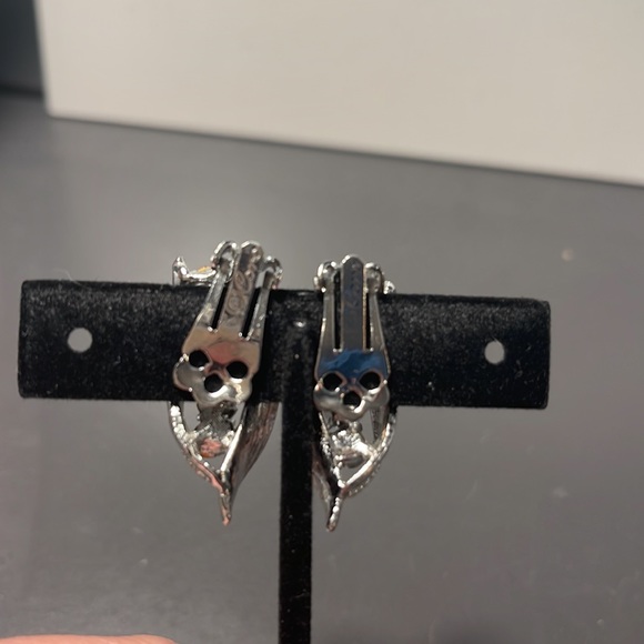 Vintage silver tone clip on Coro. - Picture 4 of 4